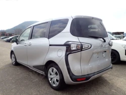 Toyota Sienta 7