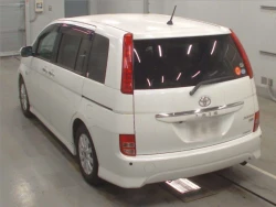 Toyota Isis 1