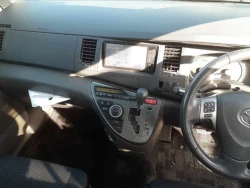 Toyota Isis 6