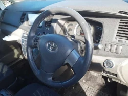 Toyota Isis 5