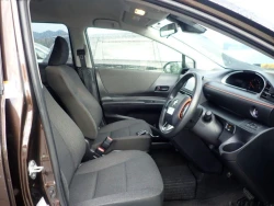Toyota Sienta 4